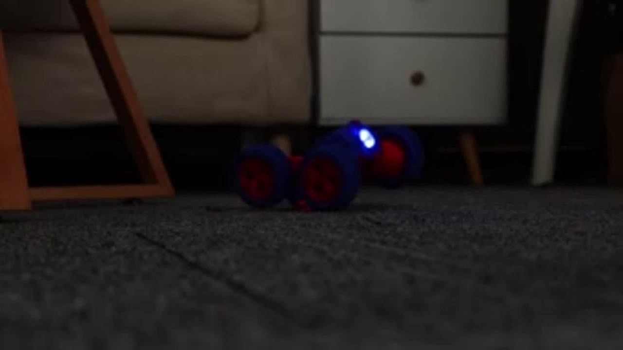 SpinMaster Coche acrobático | Espectáculo y acción - acrobacias 360° con luz y spray